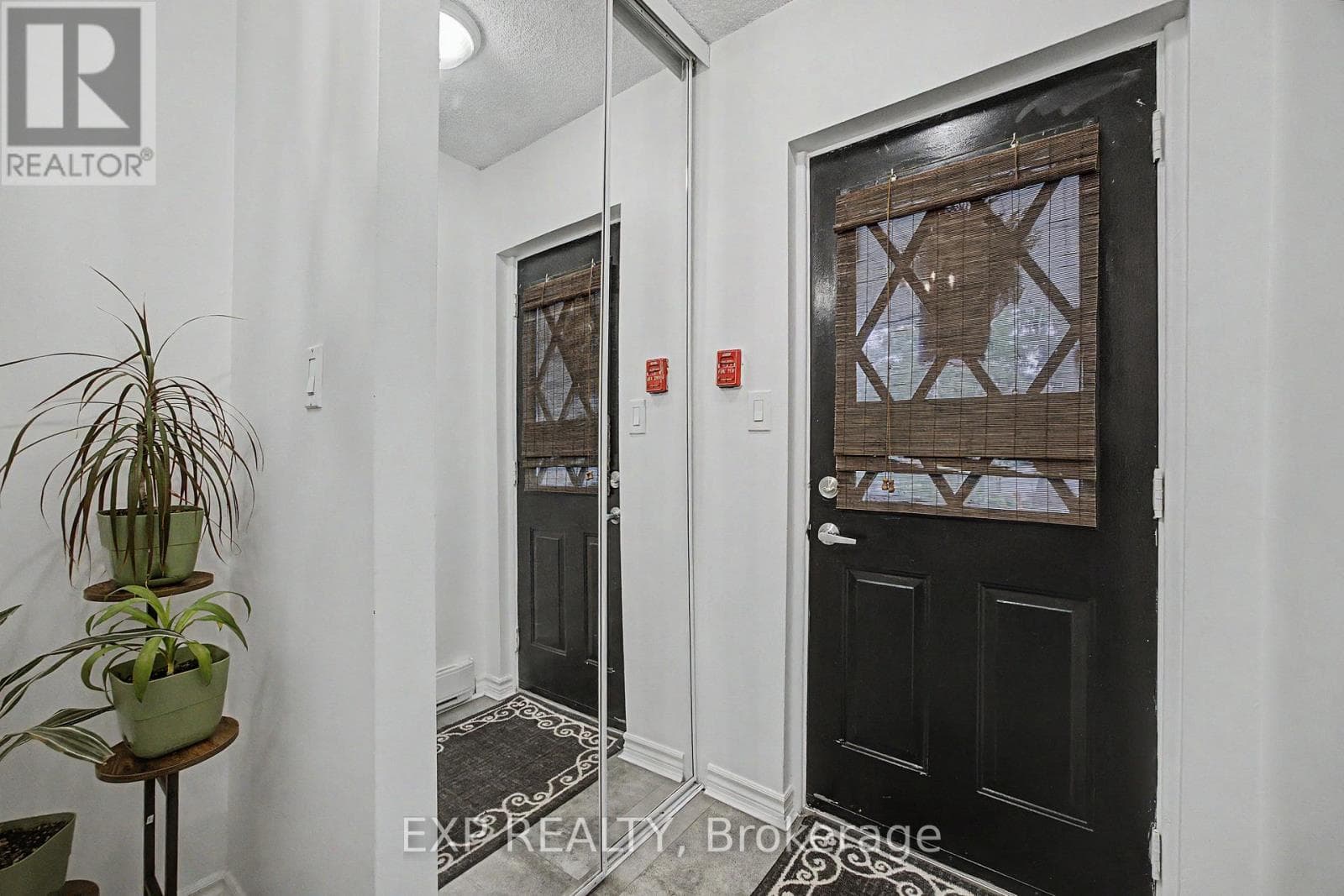 Photo of 501 - 1000 CEDARGLEN GATE