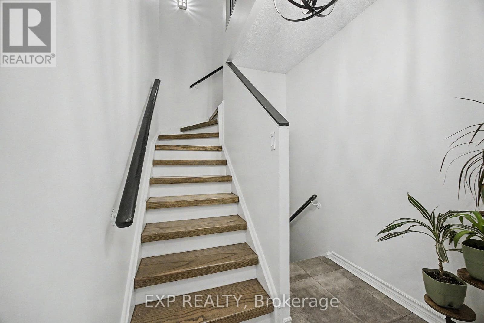 Photo of 501 - 1000 CEDARGLEN GATE