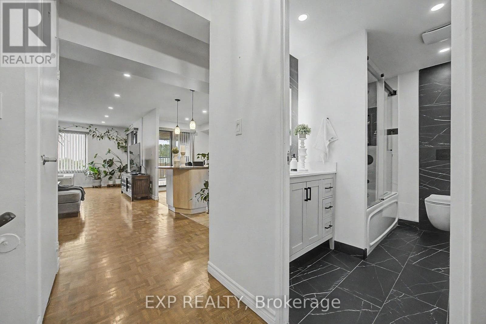 Photo of 501 - 1000 CEDARGLEN GATE