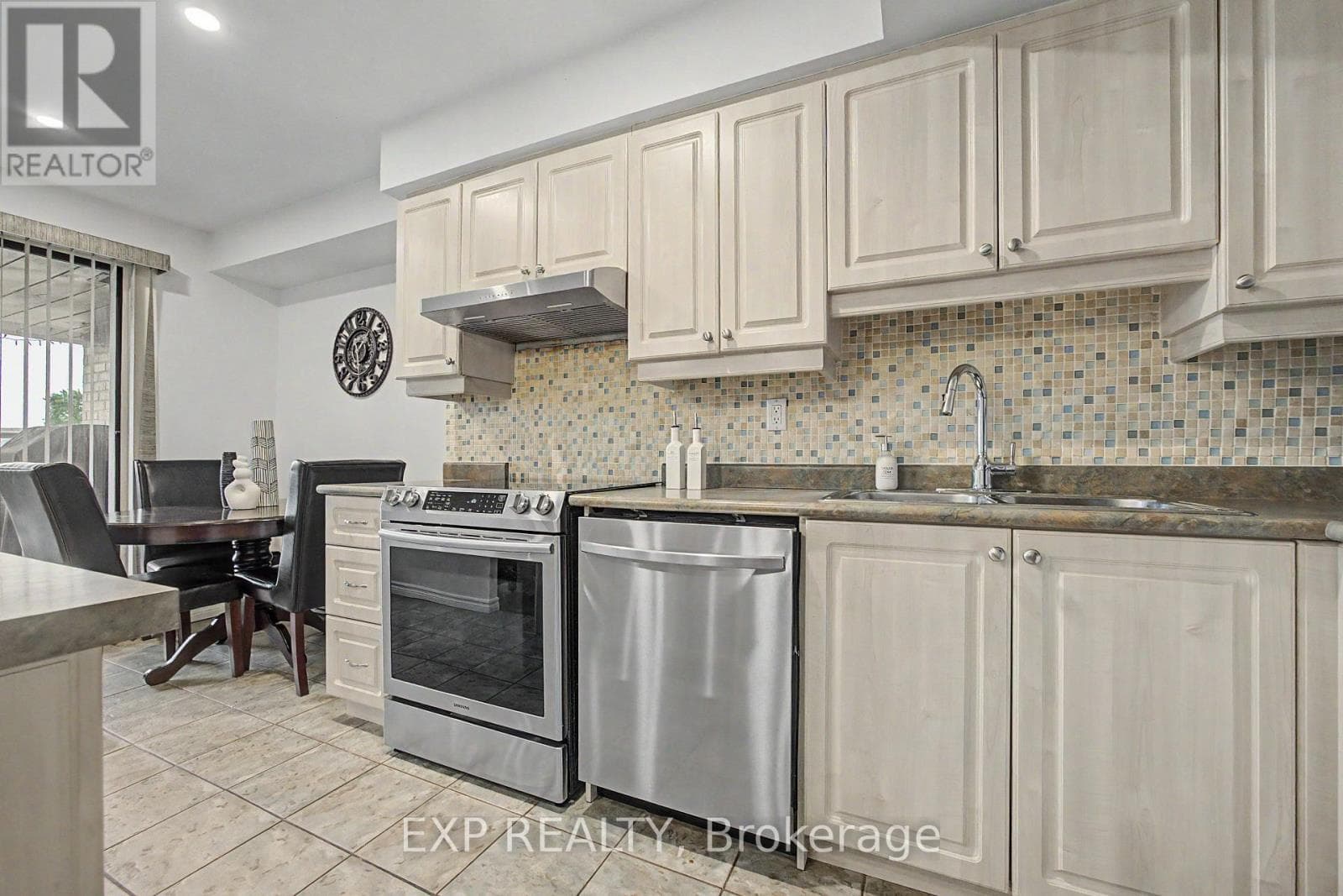 Photo of 501 - 1000 CEDARGLEN GATE