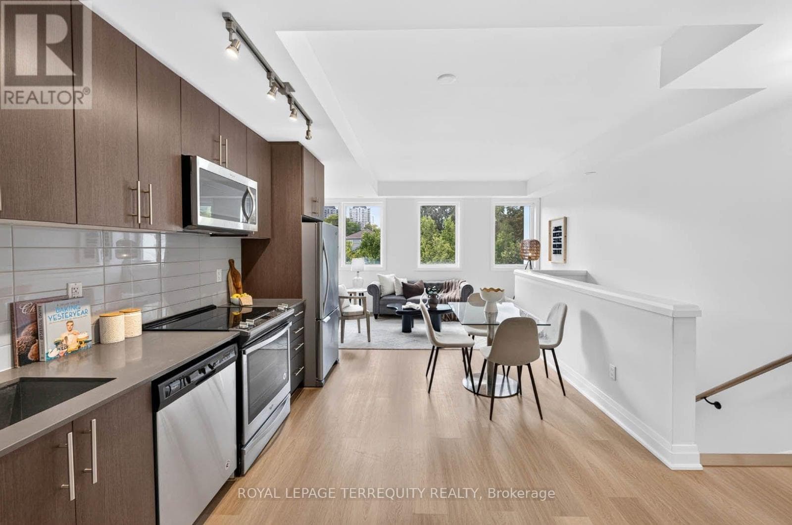 Photo of 16 - 780 SHEPPARD AVENUE E