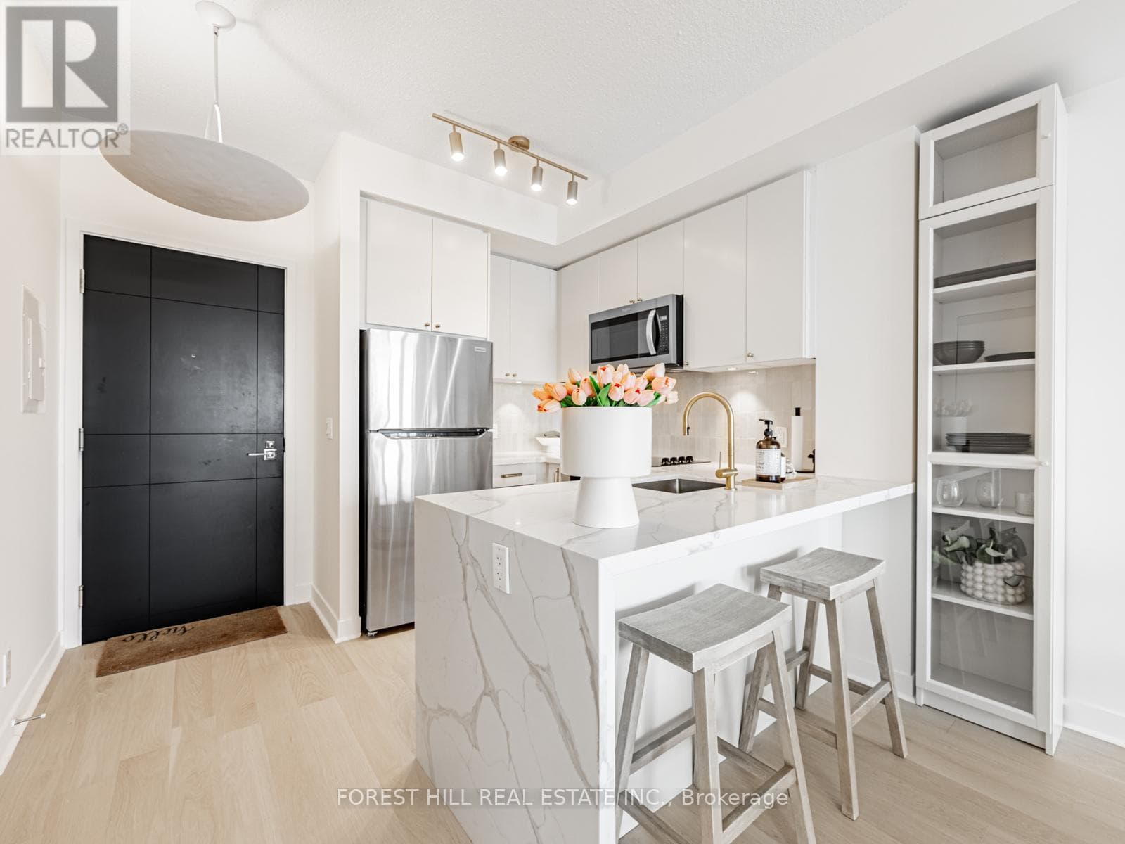 Photo of 2413 - 98 LILLIAN STREET