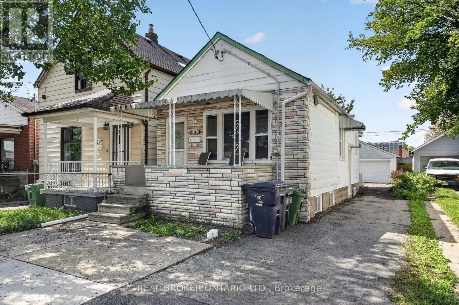 Photo of 238 CHAMBERS AVENUE