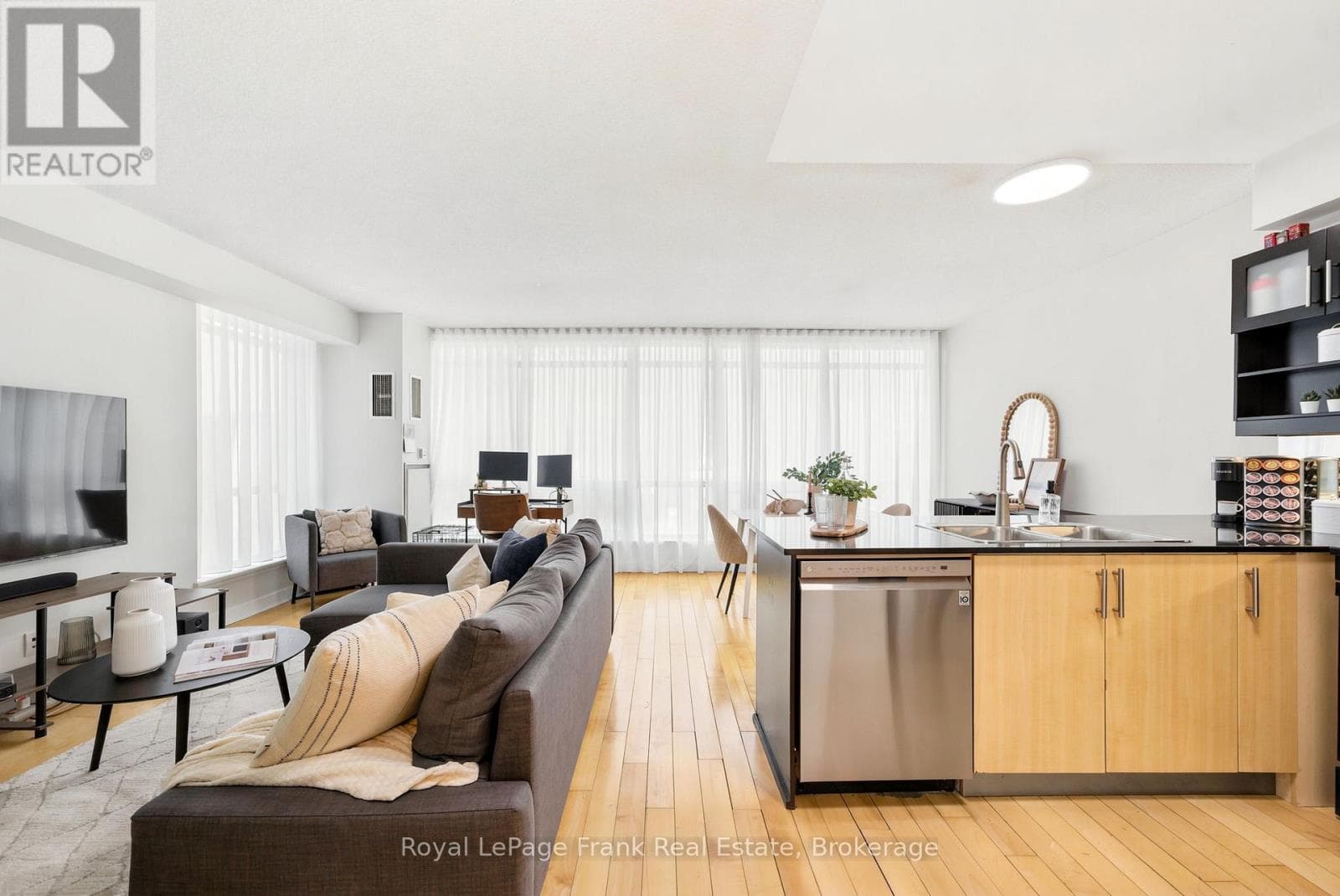 Photo of M24 - 350 WELLINGTON STREET W