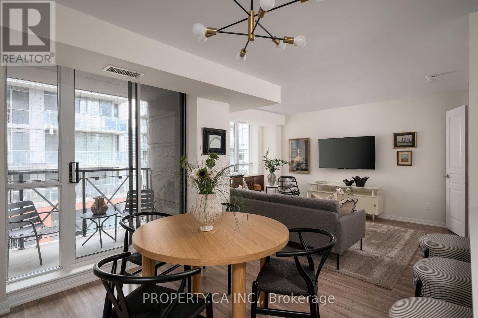Photo of #919 - 140 SIMCOE STREET