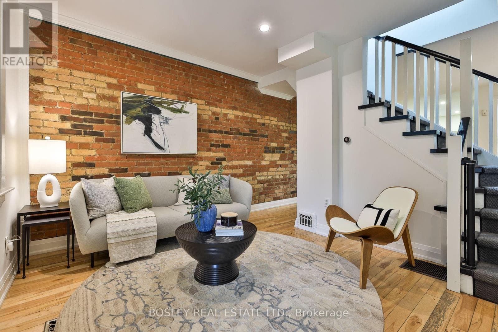 Photo of 32 MOUNTALAN AVENUE