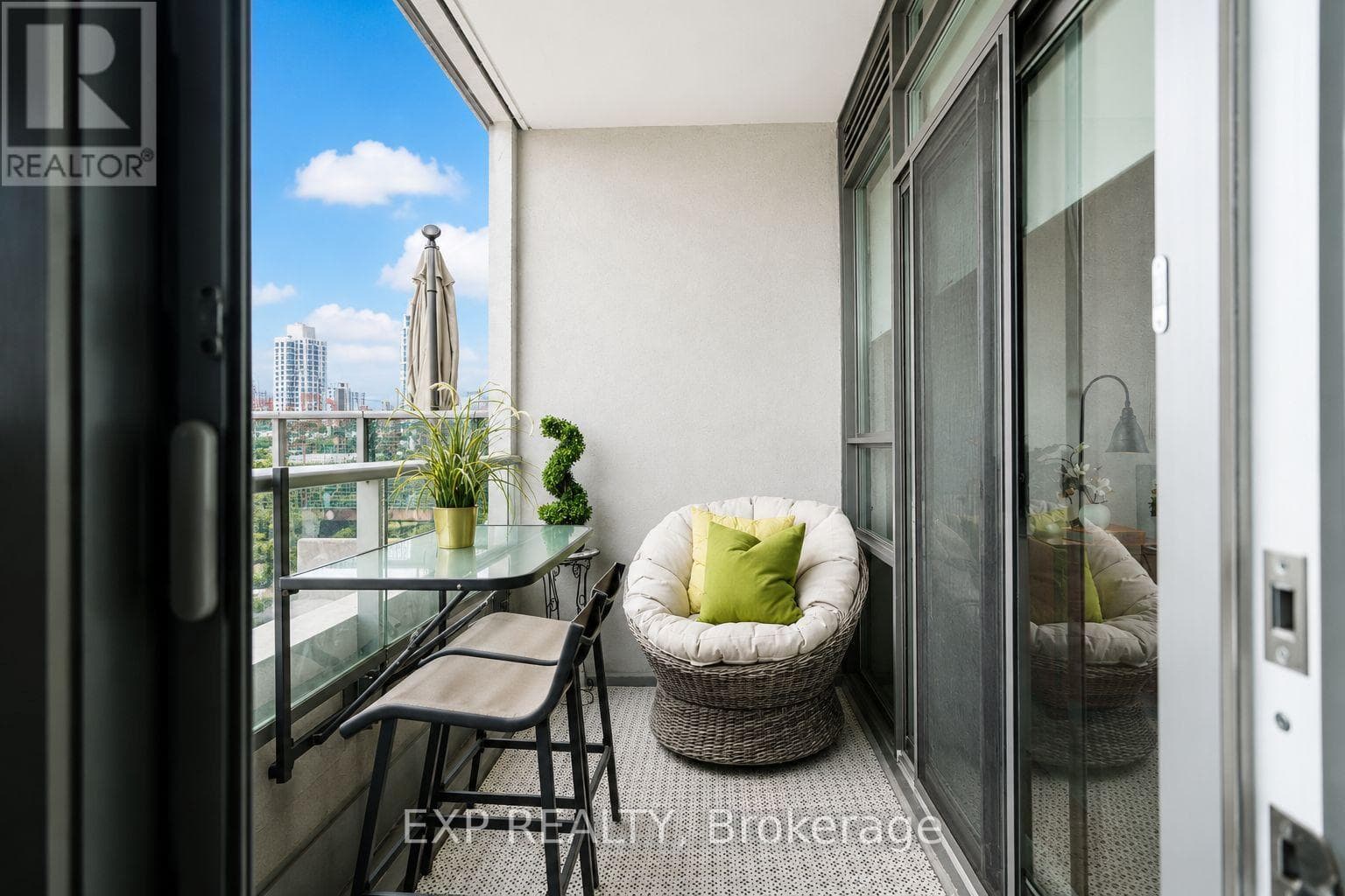 Photo of 404 - 500 ST CLAIR AVENUE W