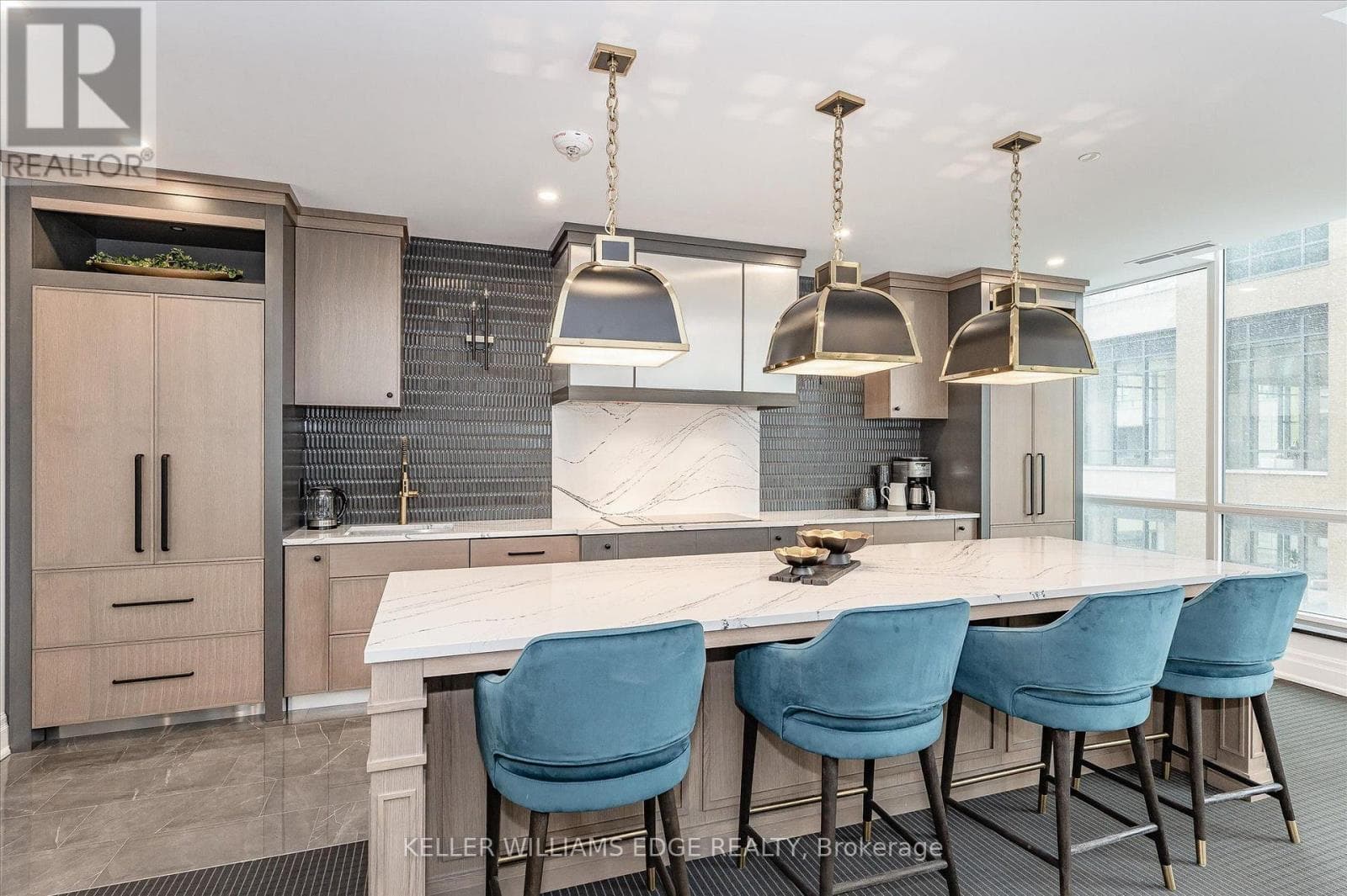 Photo of 202 - 2060 LAKESHORE ROAD