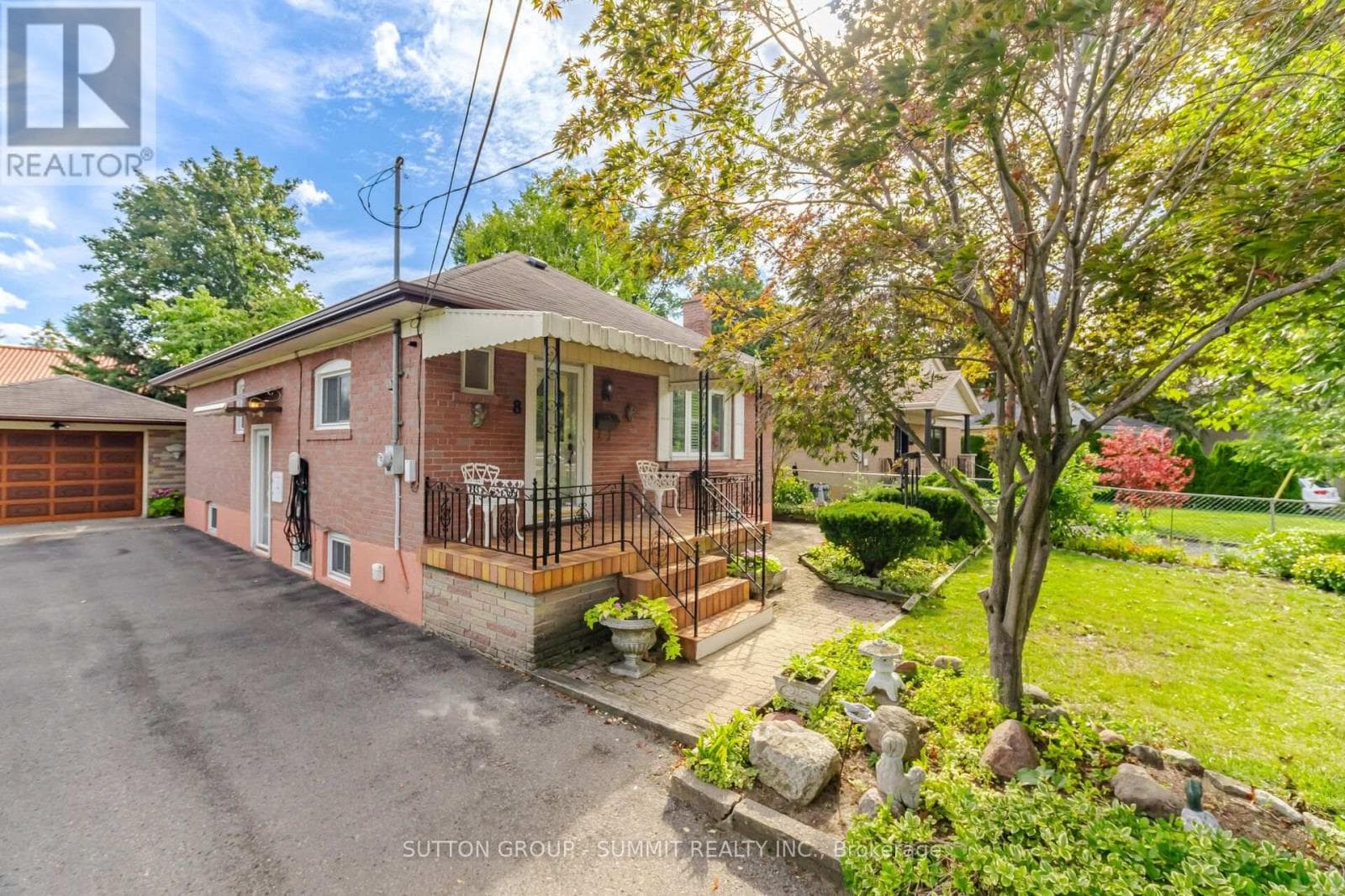 Photo of 8 WOOLTON CRESCENT