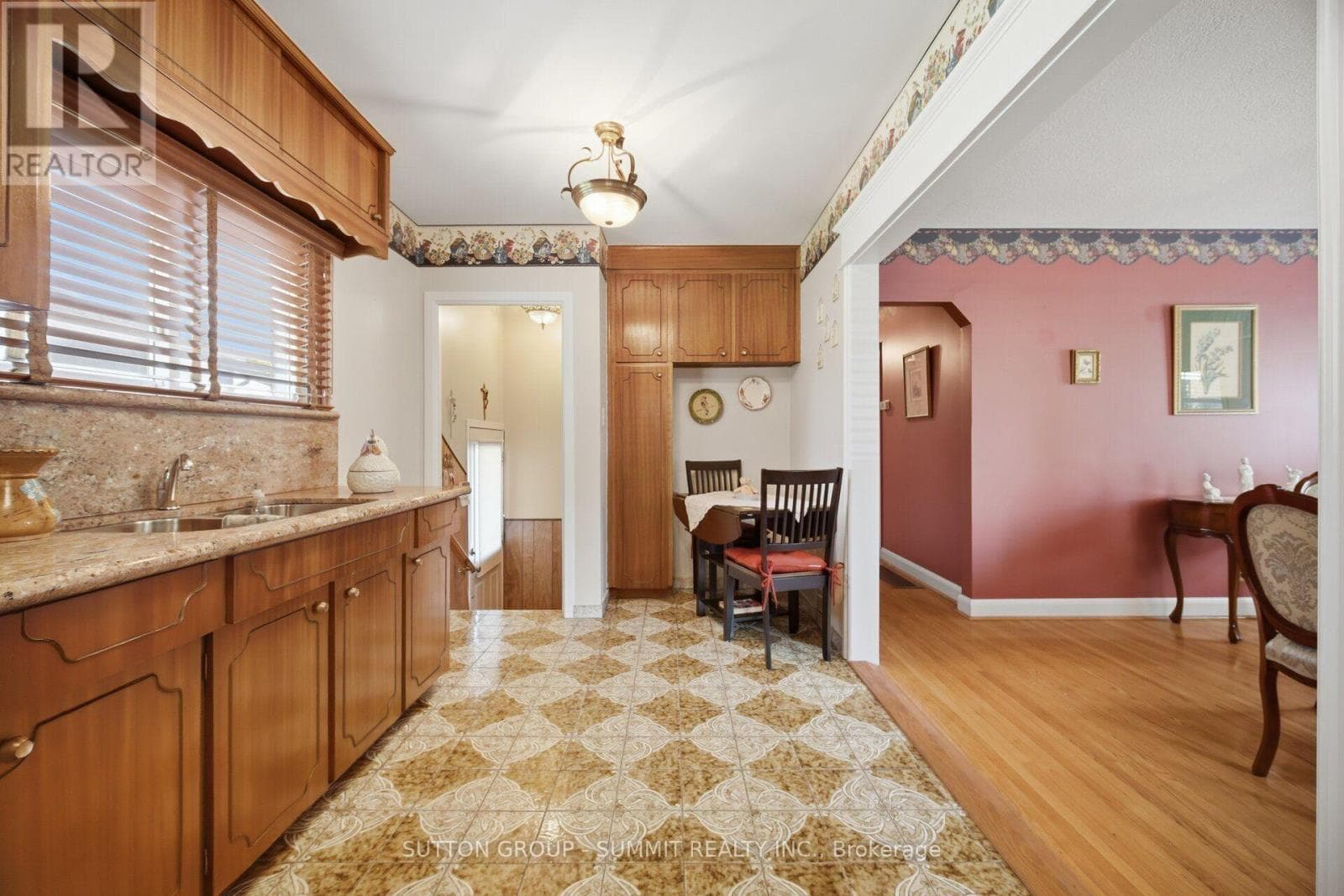 Photo of 8 WOOLTON CRESCENT