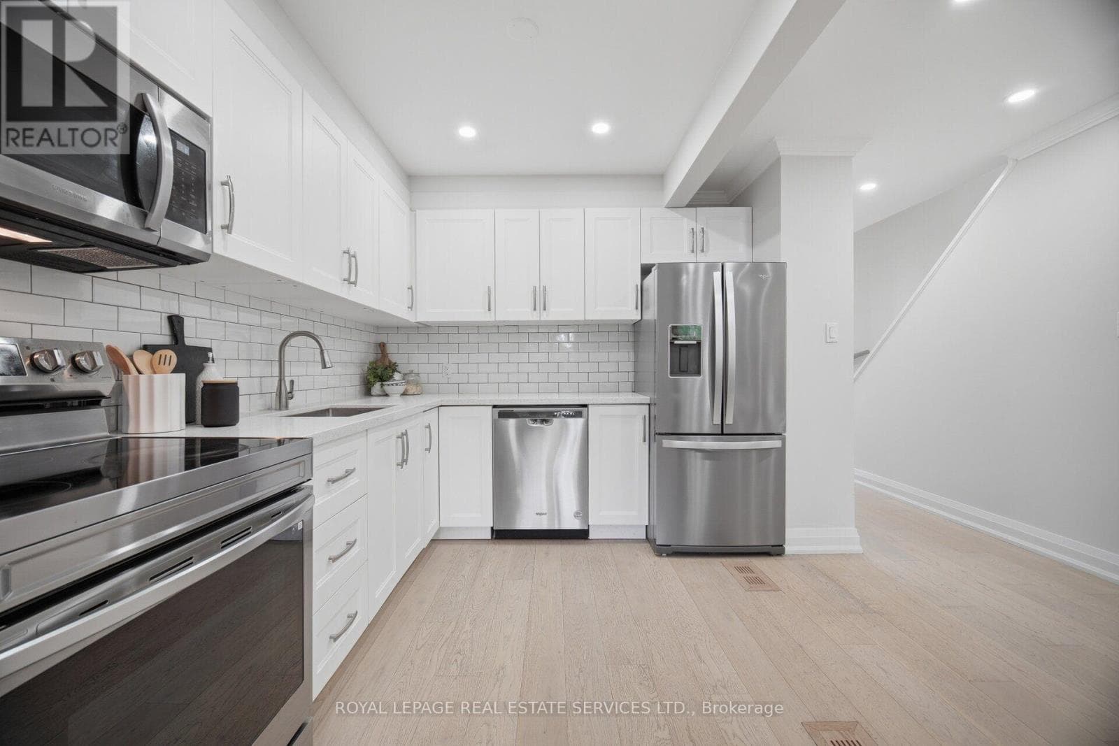 Photo of 17 - 2411 SOVEREIGN STREET