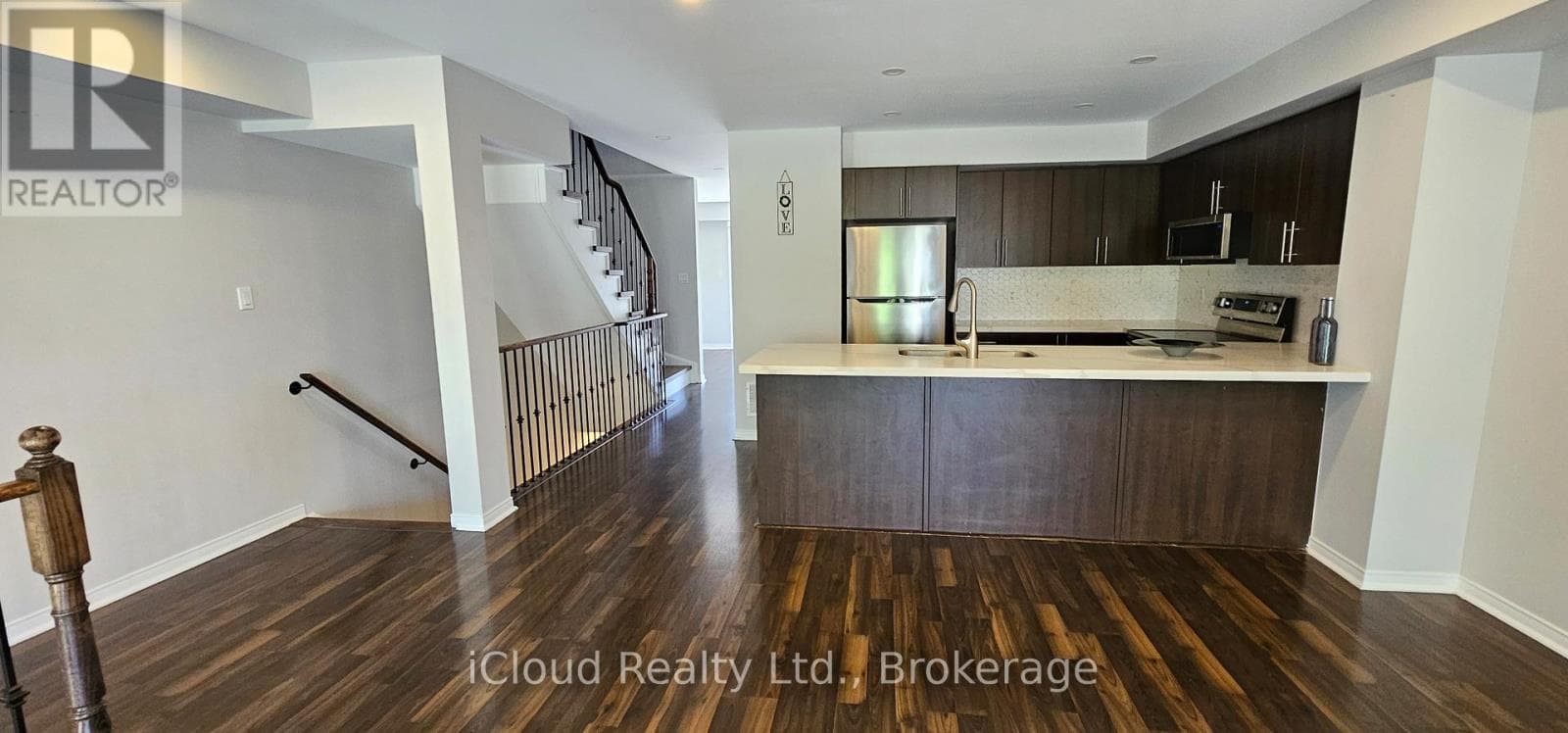 Photo of 8 - 3070 THOMAS STREET