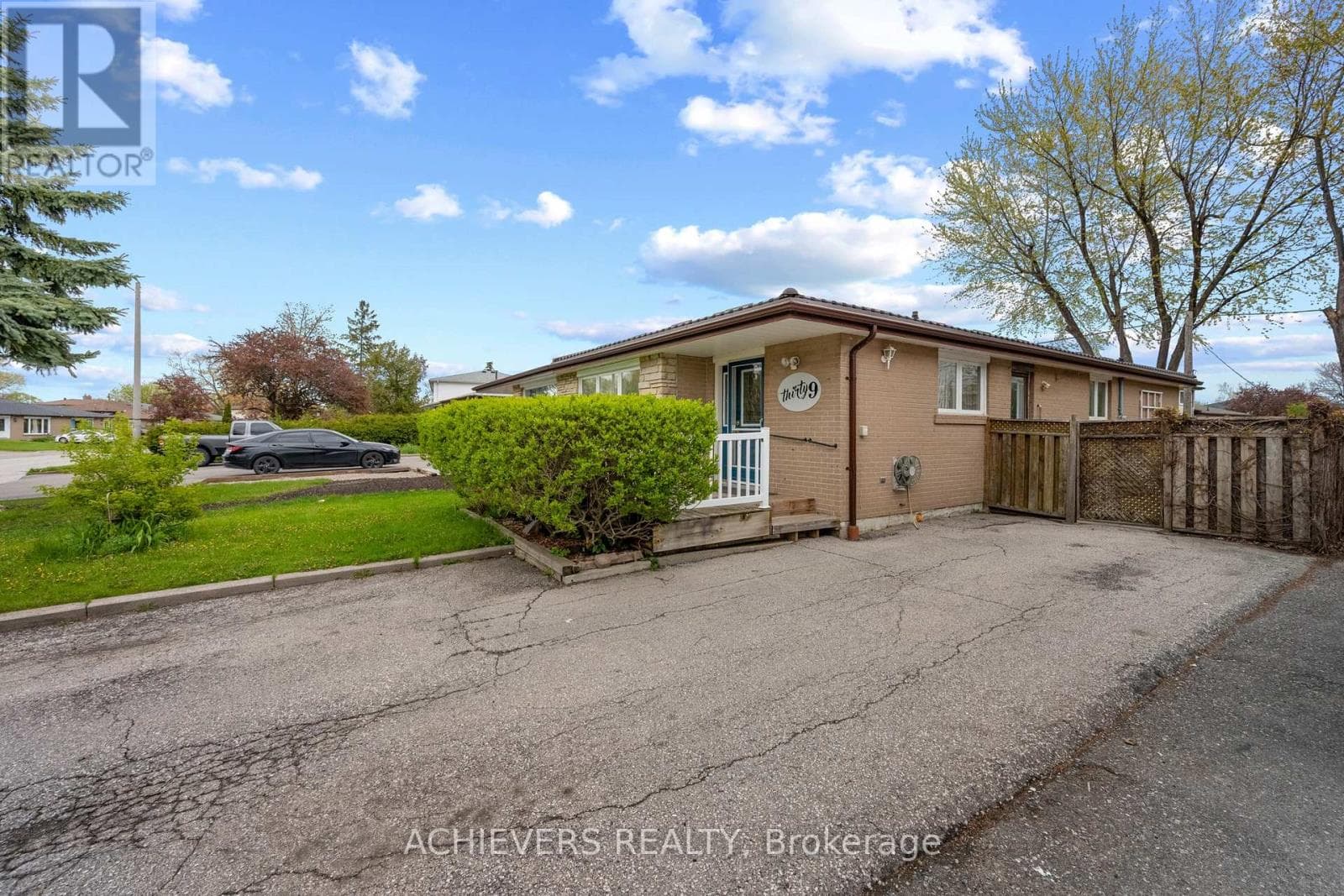 Photo of 39 DANESBURY CRESCENT