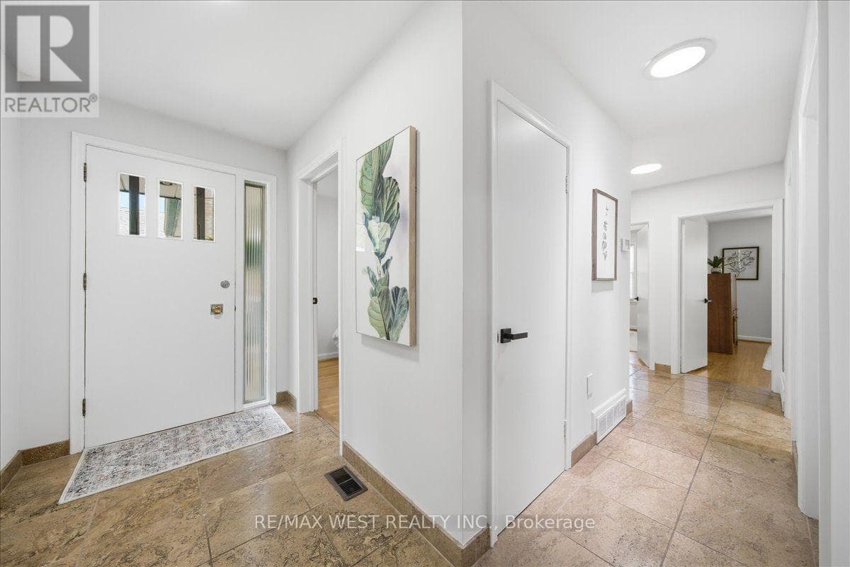 Photo of 19 DECARIE CIRCLE