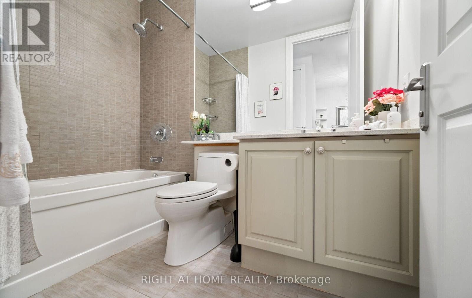 Photo of 4902 LPH - 50 ABSOLUTE AVENUE