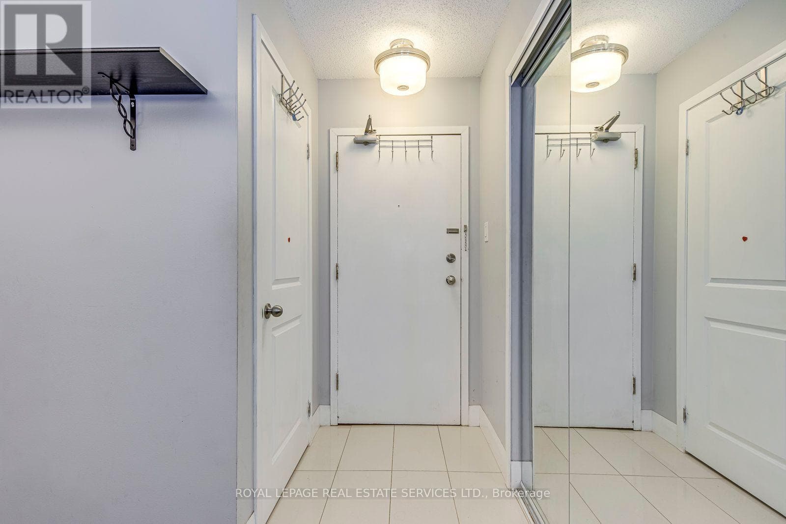 Photo of 911 - 1450 GLEN ABBEY GATE