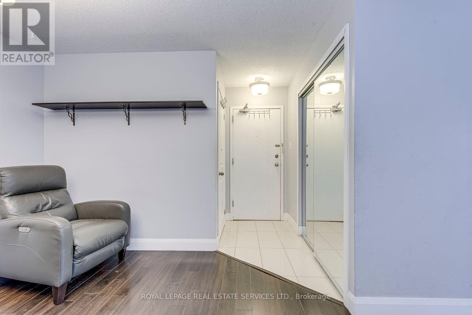 Photo of 911 - 1450 GLEN ABBEY GATE