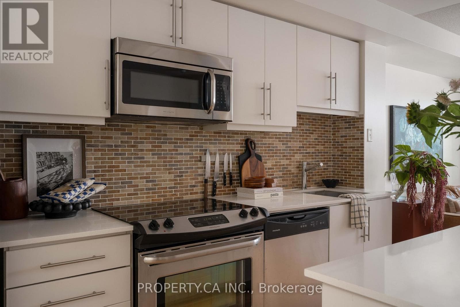 Photo of 413 - 1171 QUEEN STREET W