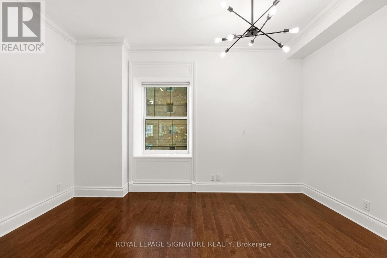 Photo of 542 - 22 LEADER LANE
