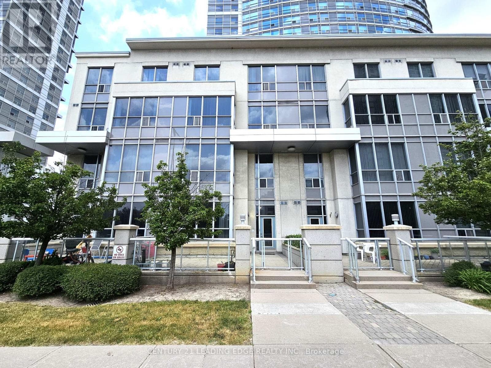 Photo of TH120 - 38 LEE CENTRE DRIVE