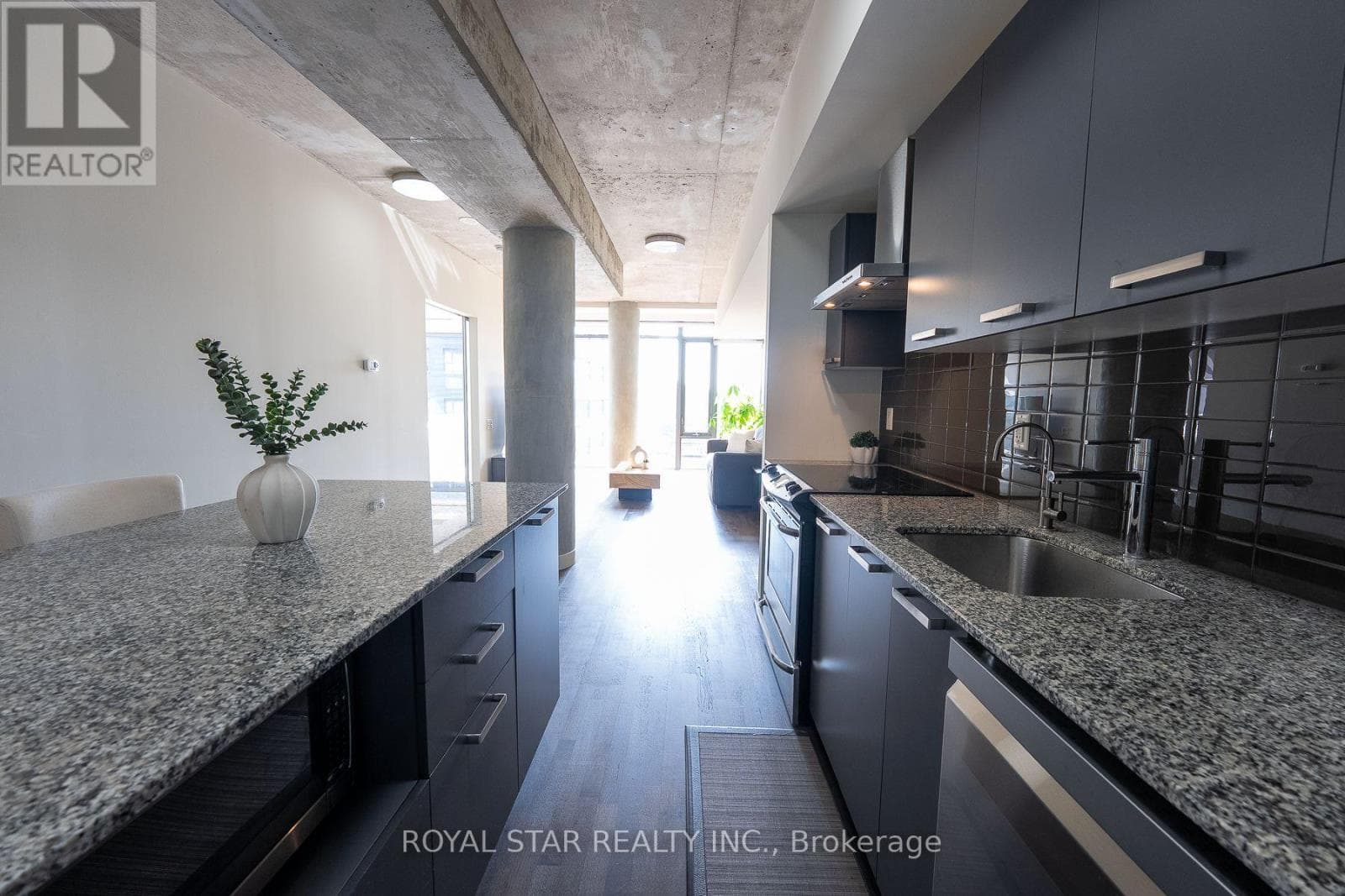 Photo of 623 - 95 BATHURST STREET