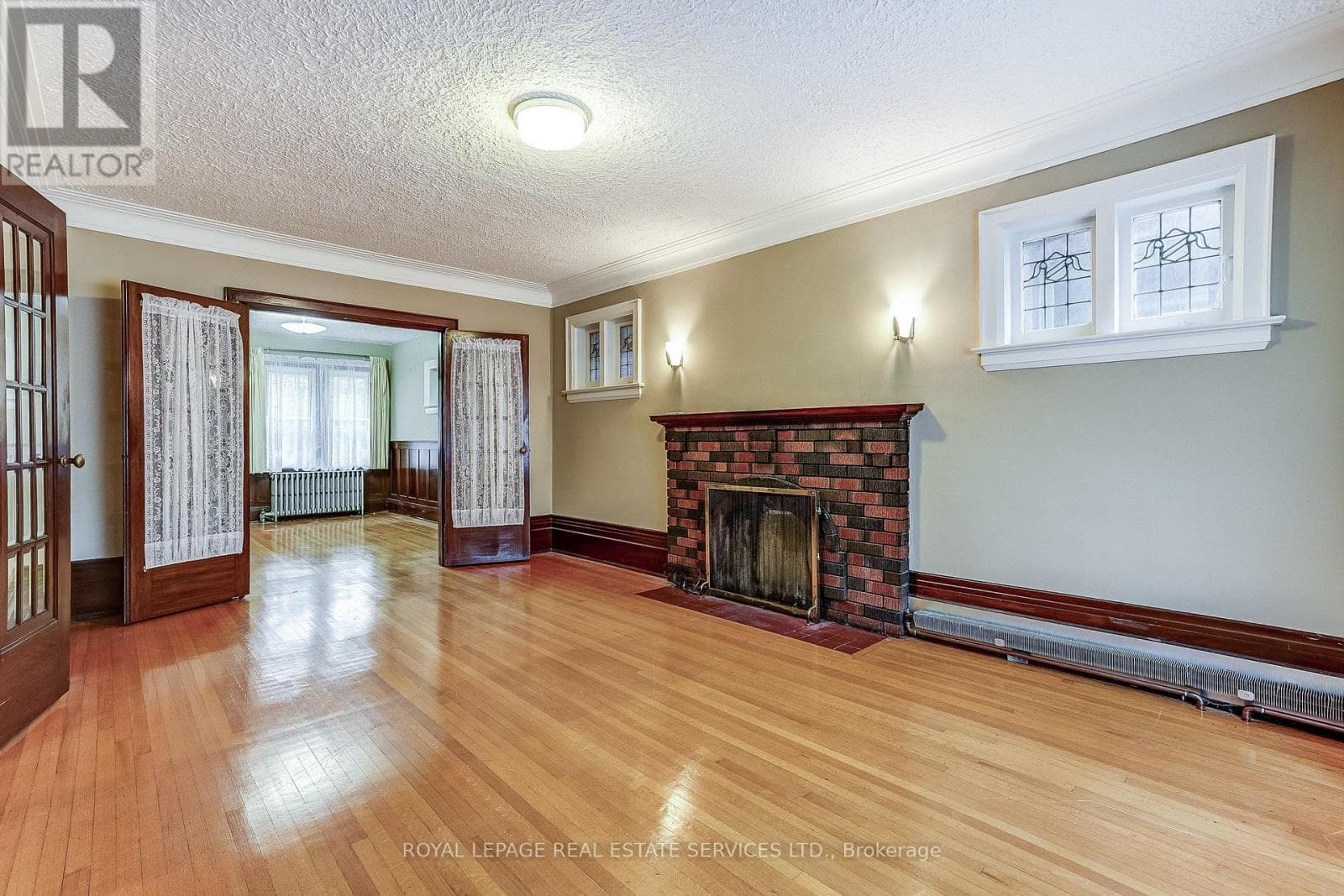 Photo of 15 OAKVIEW AVENUE