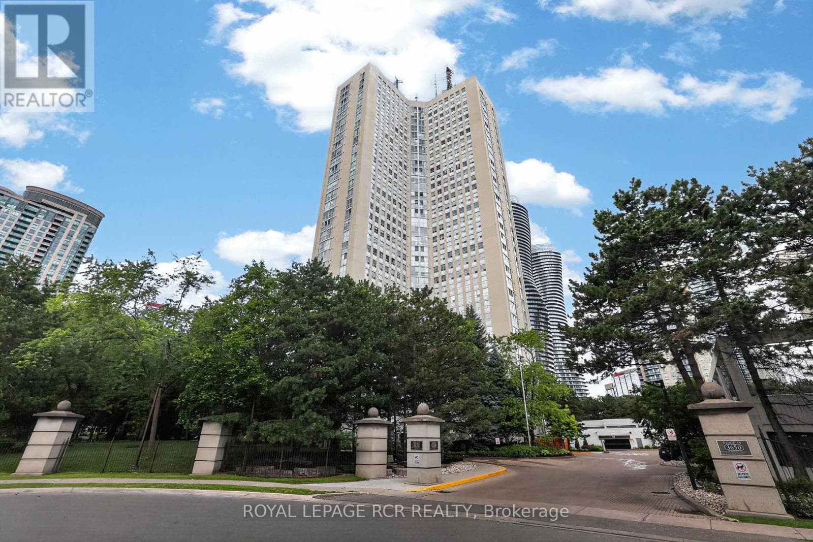 Photo of 303 - 3650 KANEFF CRESCENT