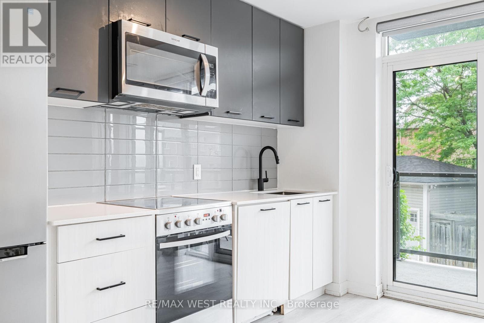 Photo of 211 - 2300 ST CLAIR AVENUE W