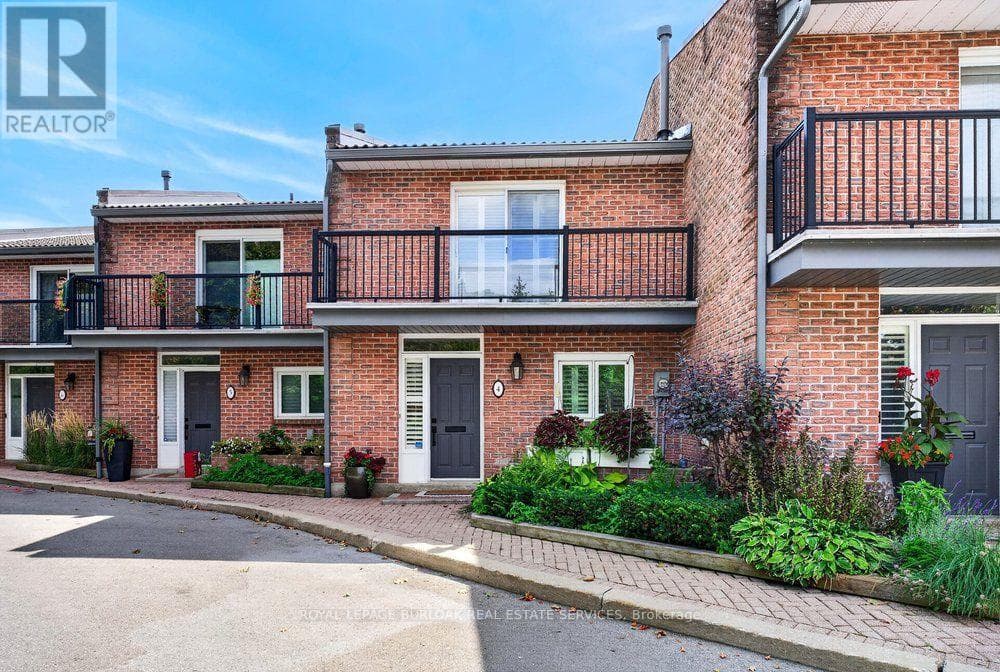 Photo of 4 - 2136 OLD LAKESHORE ROAD