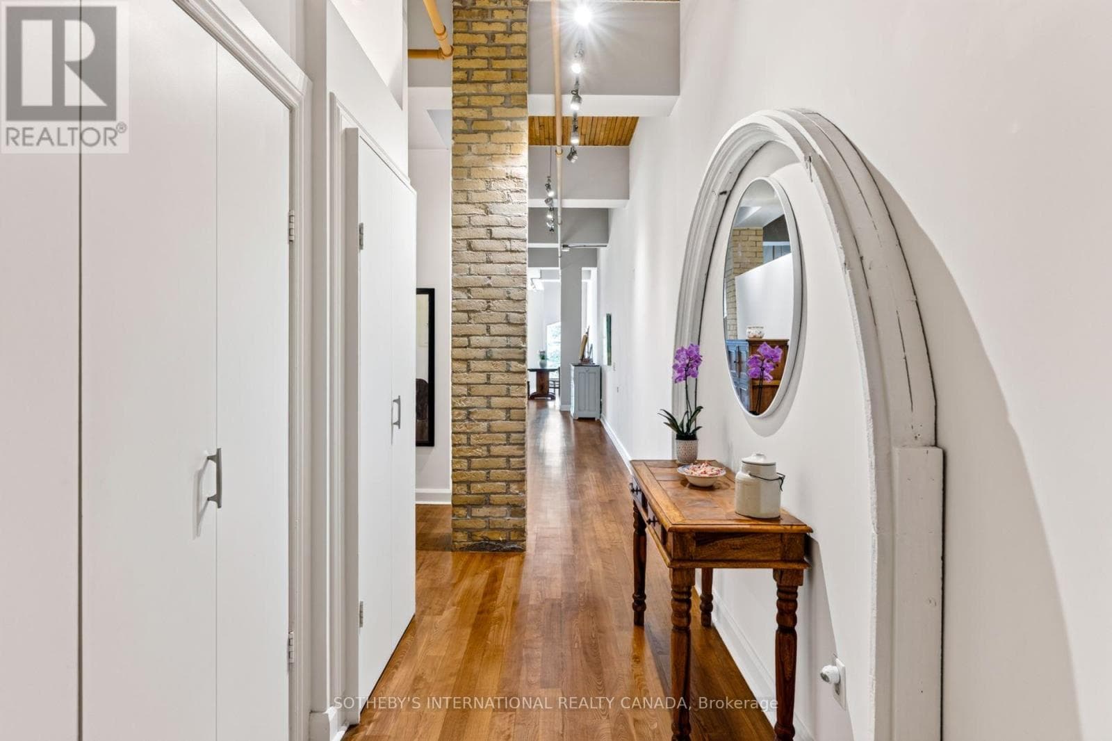 Photo of 208 - 993 QUEEN STREET W