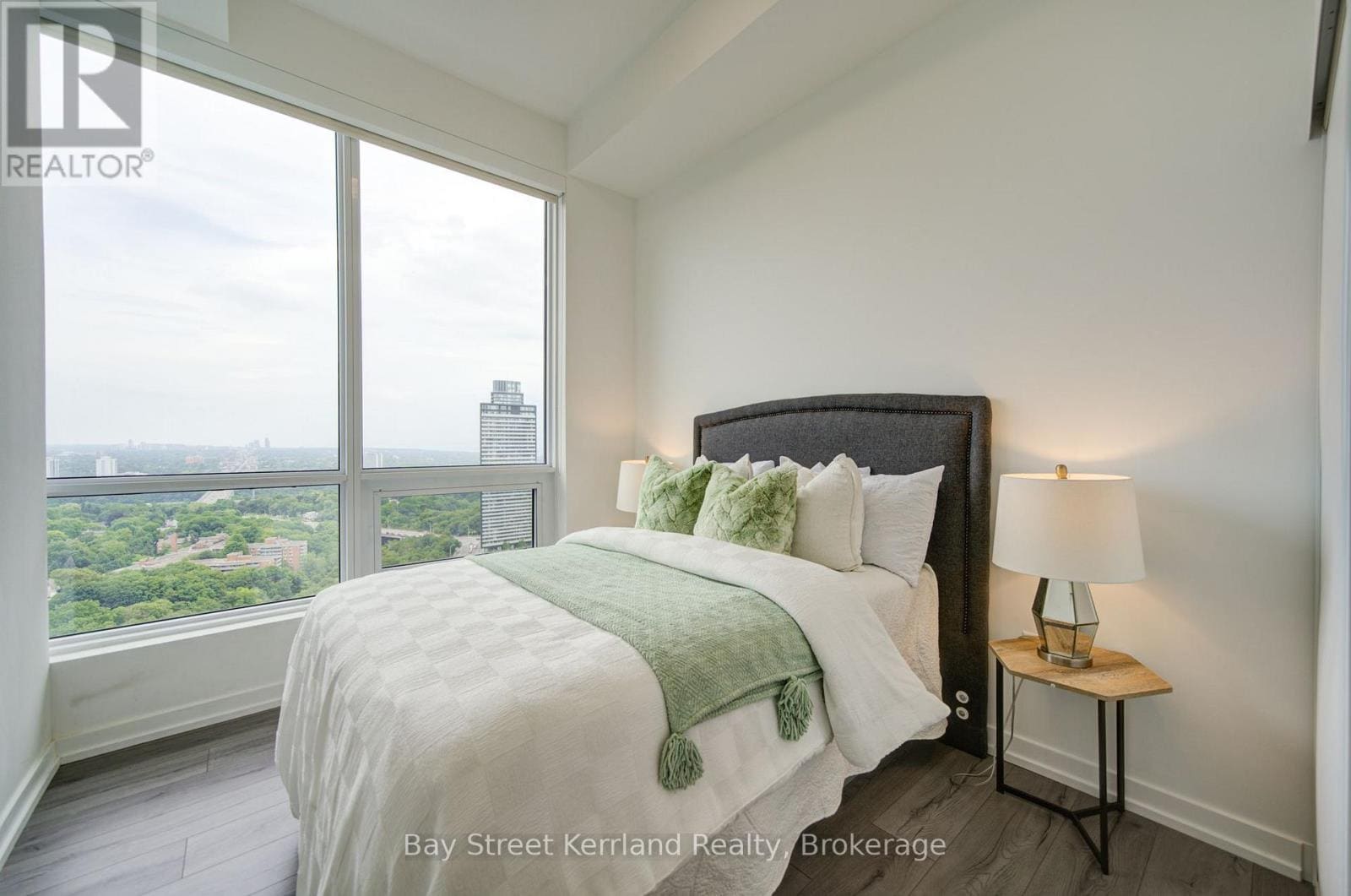 395 Bloor St E #2808